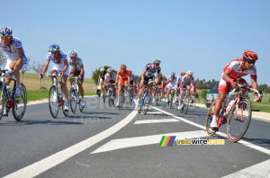 Le peloton se sépare en 2 (301x)