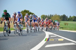 A part of the peloton goes on the left side (321x)