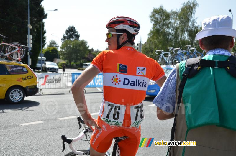 Kevin Lalouette (Roubaix-Lille Métropole) bekijkt de doorkomst van het peloton