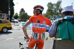 Kevin Lalouette (Roubaix-Lille Métropole) regarde le peloton qui passe (466x)