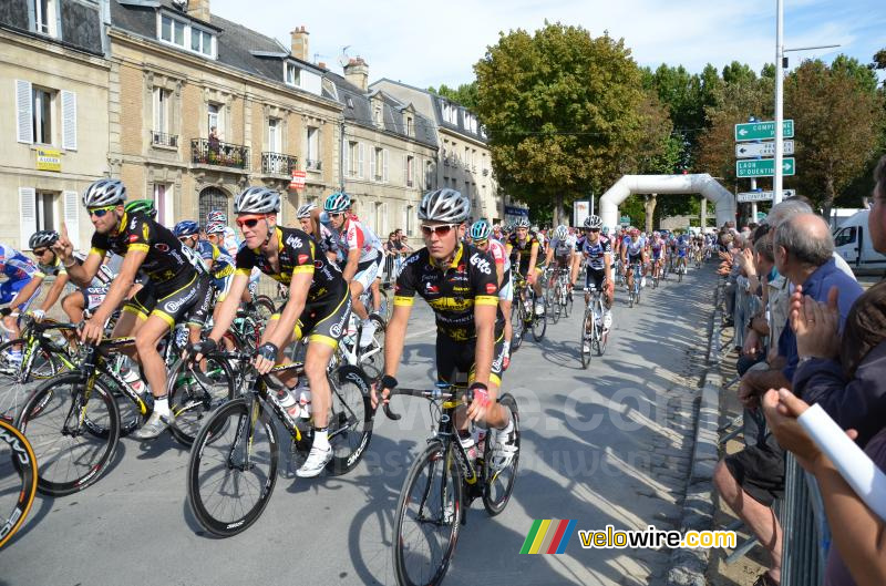 Jong Vlaanderen-Bauknecht at the start of Paris-Brussels