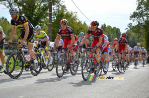 The BMC Racing Team on the Côte de Regny (306x)