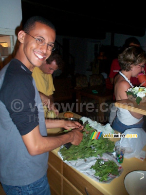 Rachid prepares the mint tea (252x)
