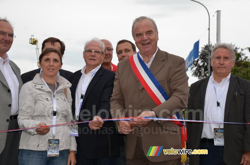The mayor of Fourmies cuts the ribbon