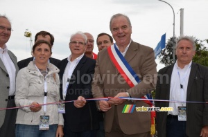 The mayor of Fourmies cuts the ribbon (329x)