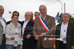 Le maire de Fourmies coupe le ruban (391x)