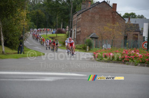 Le peloton à la sortie de Fourmies (333x)