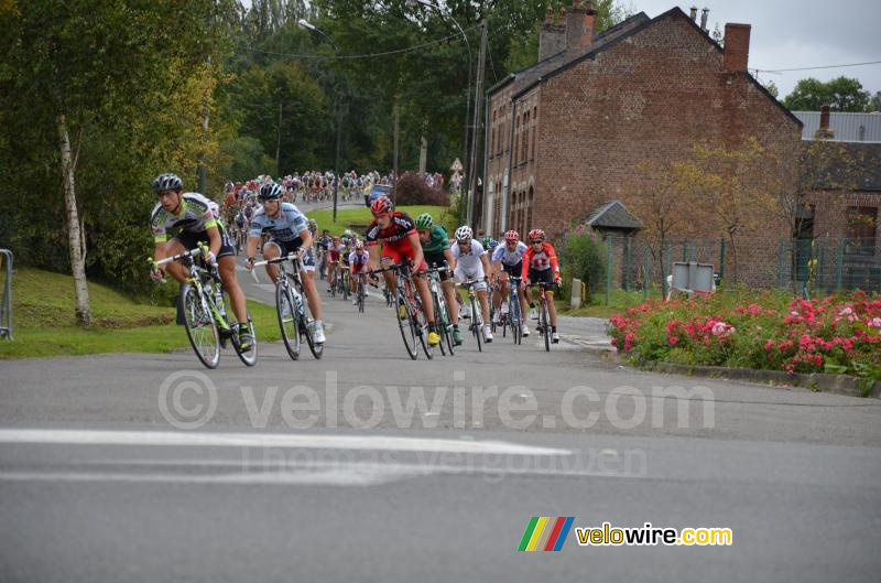 Het peloton bij het uitrijden van Fourmies (2)