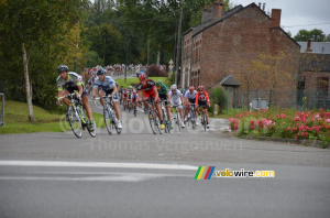Le peloton à la sortie de Fourmies (2) (372x)