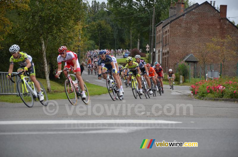 Het peloton bij het uitrijden van Fourmies (3)