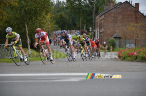 The peloton leaving Fourmies (3) (279x)