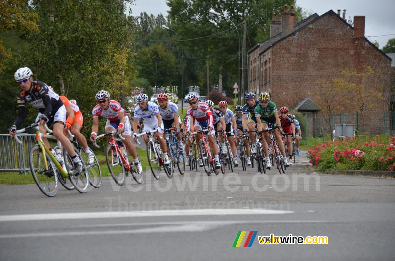 Het peloton bij het uitrijden van Fourmies (4)