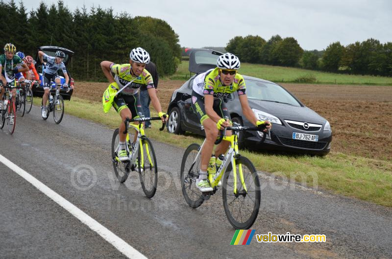 Het peloton in de bevoorradingszone