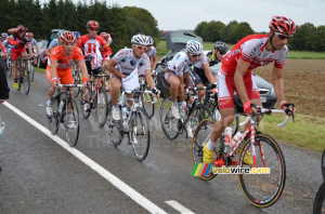 The peloton in the feeding zone (2) (294x)