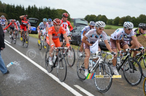 The peloton in the feeding zone (3) (333x)