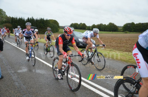 Robbie McEwen dans la zone de ravitaillement (527x)