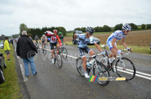 Le peloton dans la zone de ravitaillement (4) (756x)