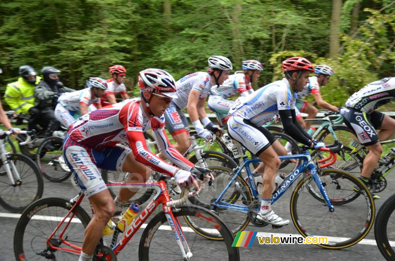 Le peloton sur la Côte d'Eppe-Sauvage (2)