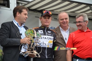 Guillaume Blot (Bretagne-Schuller) gets his trophy (429x)