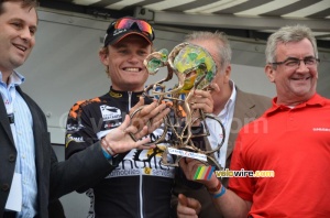 Guillaume Blot (Bretagne-Schuller) gets his trophy (2) (373x)