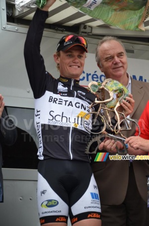 Guillaume Blot (Bretagne-Schuller) gets his trophy (3) (356x)