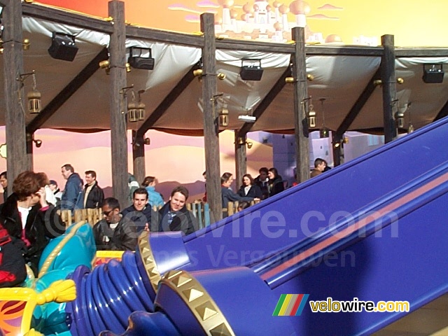 [Walt Disney Studios - Disneyland Paris]: Vincent en Stefan in de vliegende tapijten (helemaal achteraan)