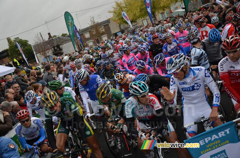 The peloton at the start of Paris-Tours 2011