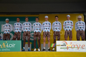 The AG2R La Mondiale team (620x)
