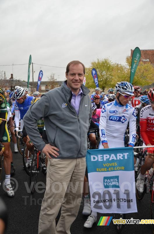 Christian Prudhomme with the start flag in Voves
