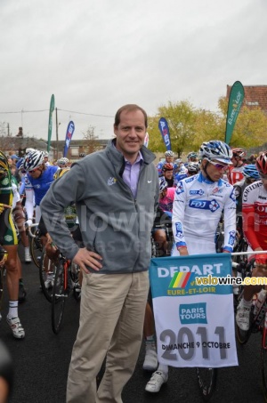 Christian Prudhomme with the start flag in Voves (558x)