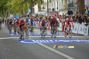The peloton at the finish (511x)