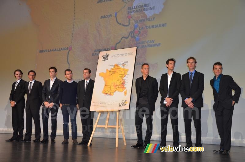 De renners rondom de kaart van de Tour de France 2012