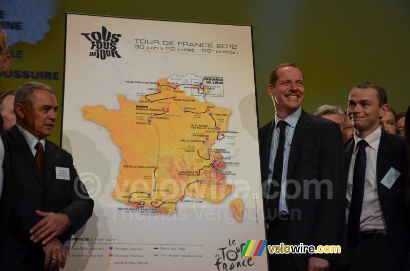 Christian Prudhomme met de kaart van de Tour de France 2012