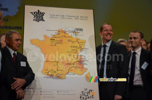Christian Prudhomme avec la carte du Tour de France 2012 (688x)