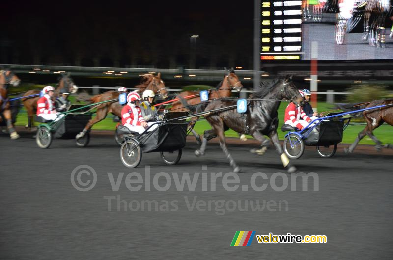 De renners en oud-renners tijdens de paardenrace