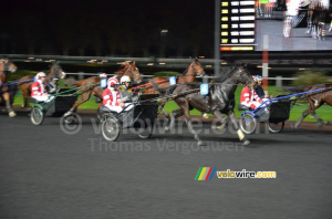 Les coureurs et anciens coureurs pendant la course aux chevaux (460x)