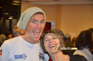 Yoann Offredo, tout sourire avec sa mère (2381x)