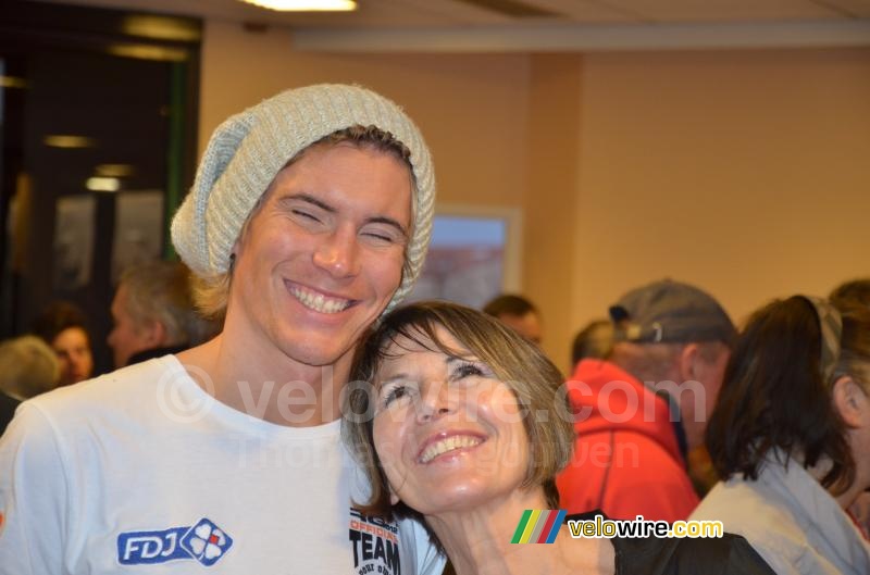 Yoann Offredo happy with his mother (2)