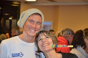 Yoann Offredo, tout sourire avec sa mère (2) (2221x)
