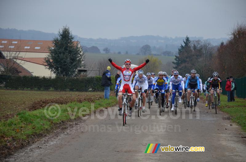 Arnaud Démare already celebrates a fictional victory