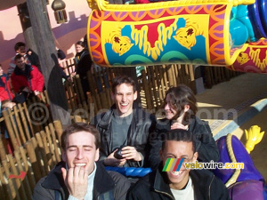 [Walt Disney Studios - Disneyland Paris]: Krzyszek, Rachid, Sébastien et Marie dans les tapits volants en action (511x)