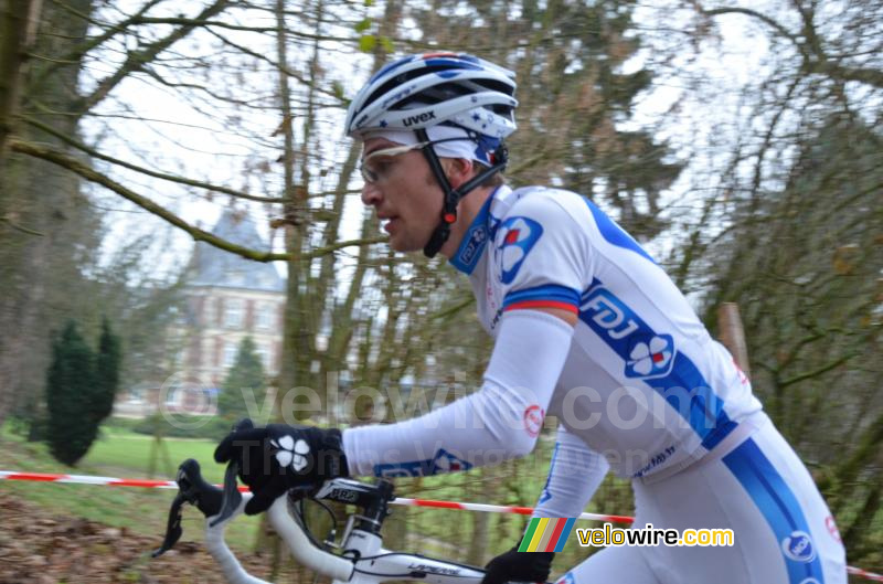 Jérémy Roy (FDJ) devant le château de Moussy