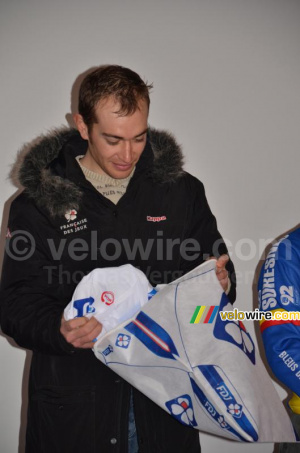 Is it Christmas already? Jérémy Roy discovers his prize! (626x)