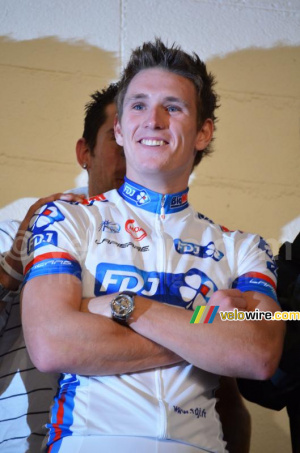 Arnaud Démare montre le nouveau maillot (3) (674x)