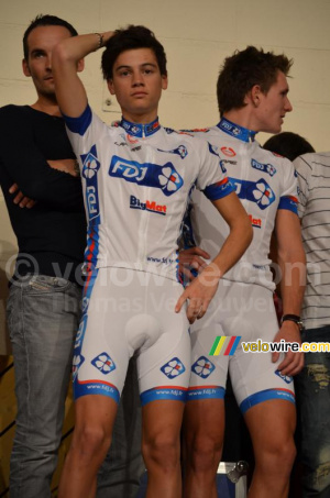 Kenny Elissonde montre le nouveau maillot en pose modèle (1418x)