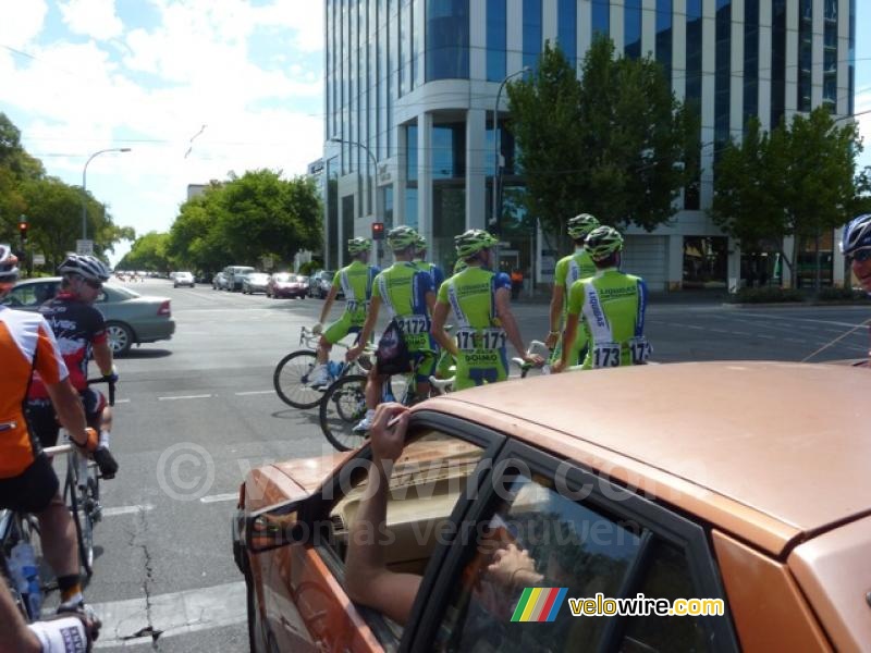 Liquigas-Cannondale op de fiets naar het hotel (1)