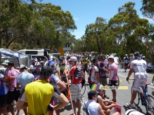 Quite a crowd on Willunga Hill before the riders arrive (367x)