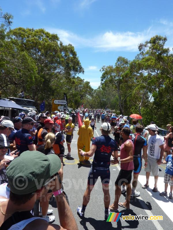 Drukte op Willunga Hill voor de doorkomst van de renners (2)