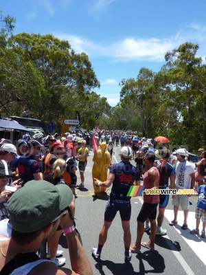 Quite a crowd on Willunga Hill before the riders arrive (2) (275x)