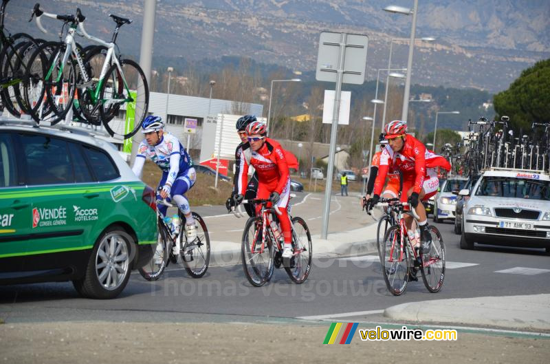 Samuel Dumoulin (Cofidis) nog achteraan in het peloton, tussen de auto's